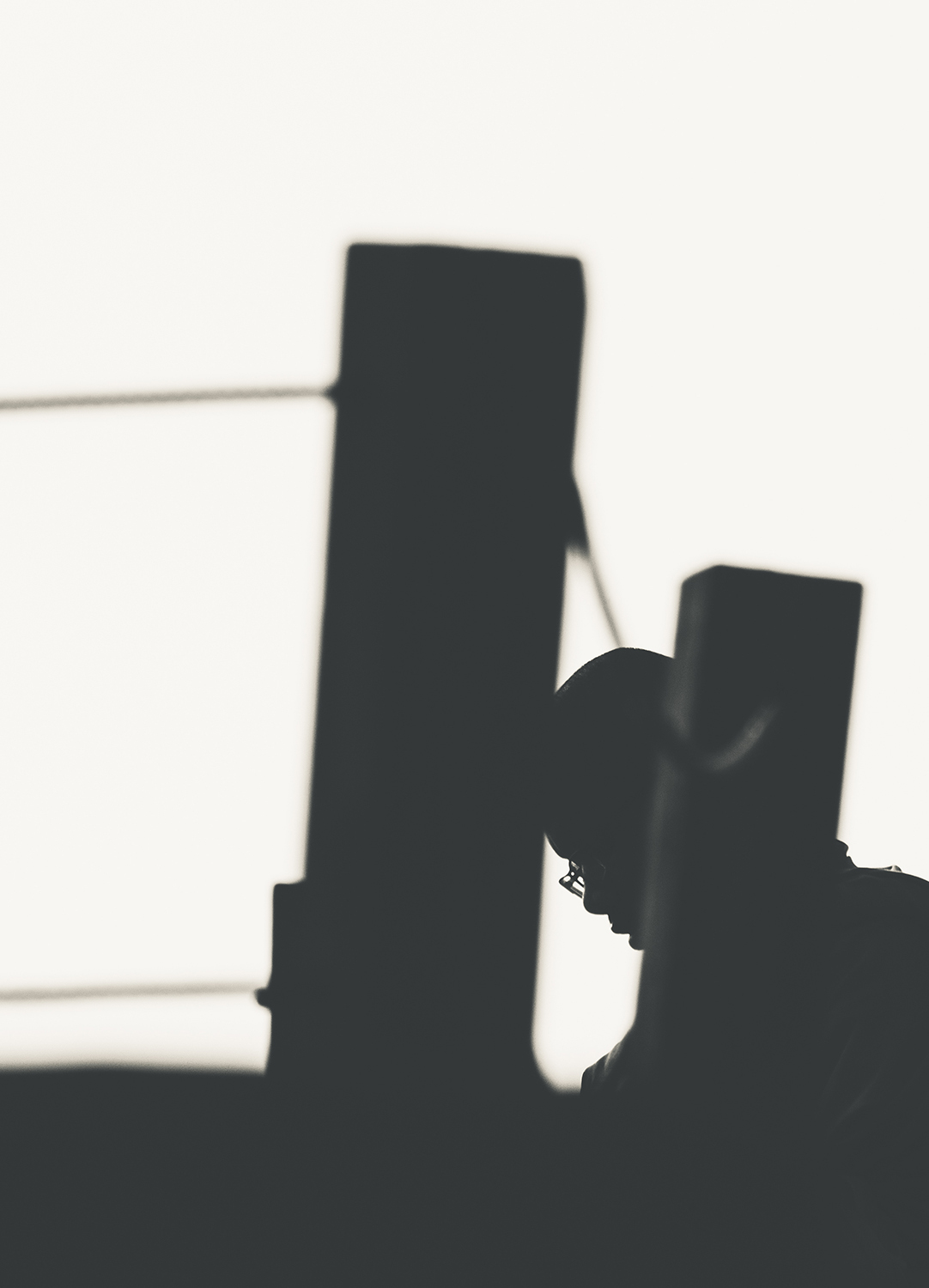 Giulia Brunetti - photography of a buddhist monk praying in Cambodia