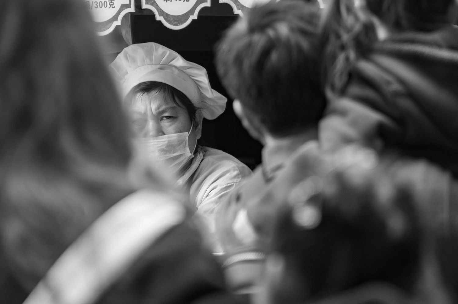 Giulia Brunetti - photography of a cook preparing street food in Shanghai
